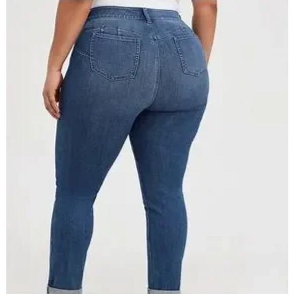 Torrid Bombshell Straight Jeans 26R - Picture 2 of 7